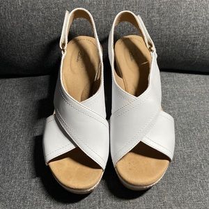 Clark’s 8 wide, white leather artisan annadel erwyn wedge sandals